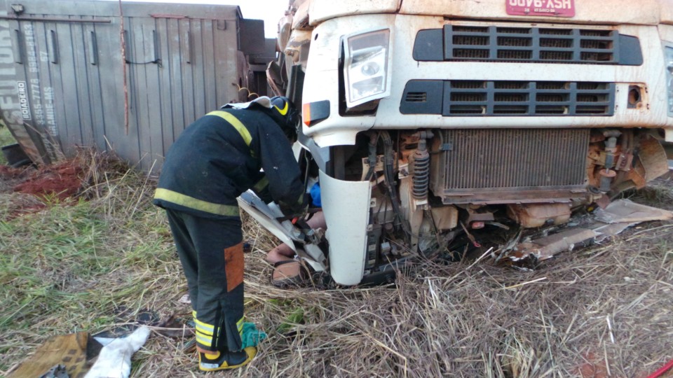 PRF e Bombeiros confirmam morte de condutor de carreta boiadeira na BR-158