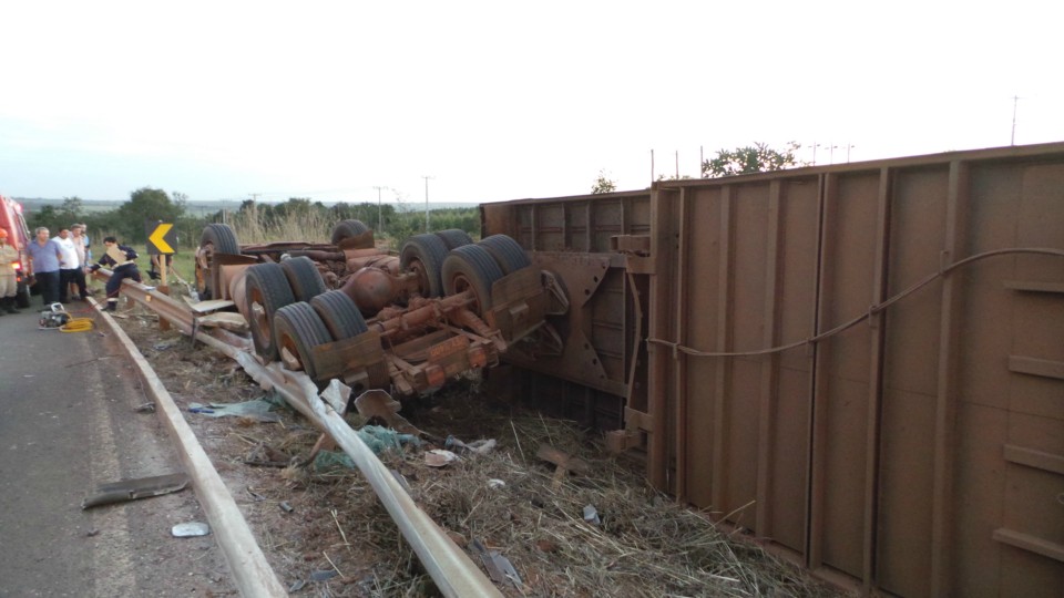 PRF e Bombeiros confirmam morte de condutor de carreta boiadeira na BR-158