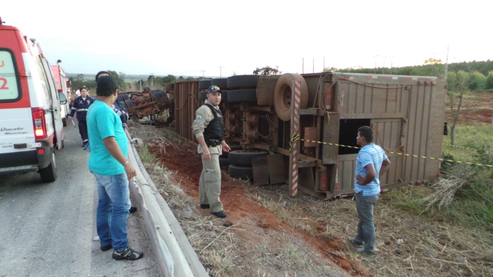 PRF e Bombeiros confirmam morte de condutor de carreta boiadeira na BR-158