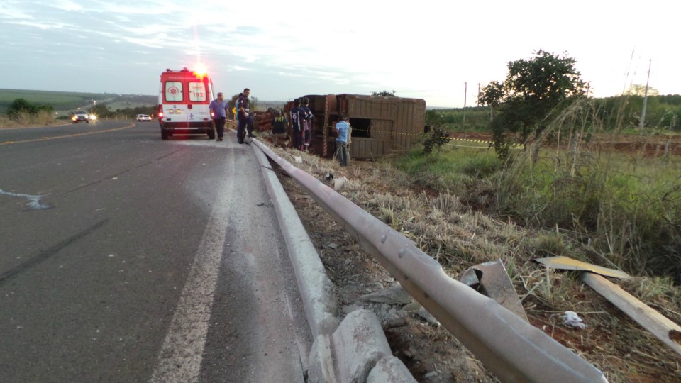 PRF e Bombeiros confirmam morte de condutor de carreta boiadeira na BR-158