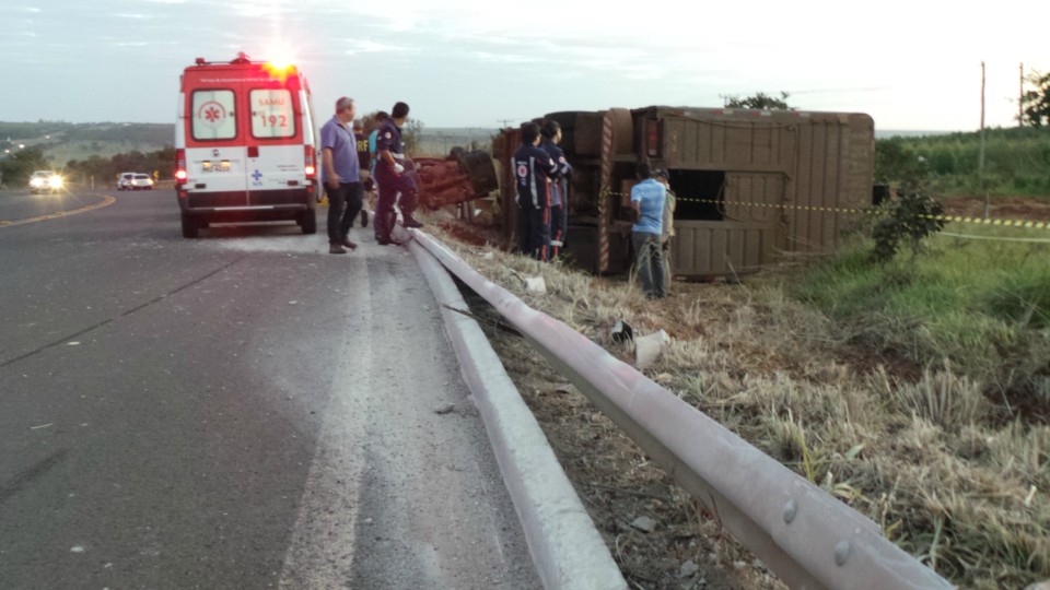 PRF e Bombeiros confirmam morte de condutor de carreta boiadeira na BR-158