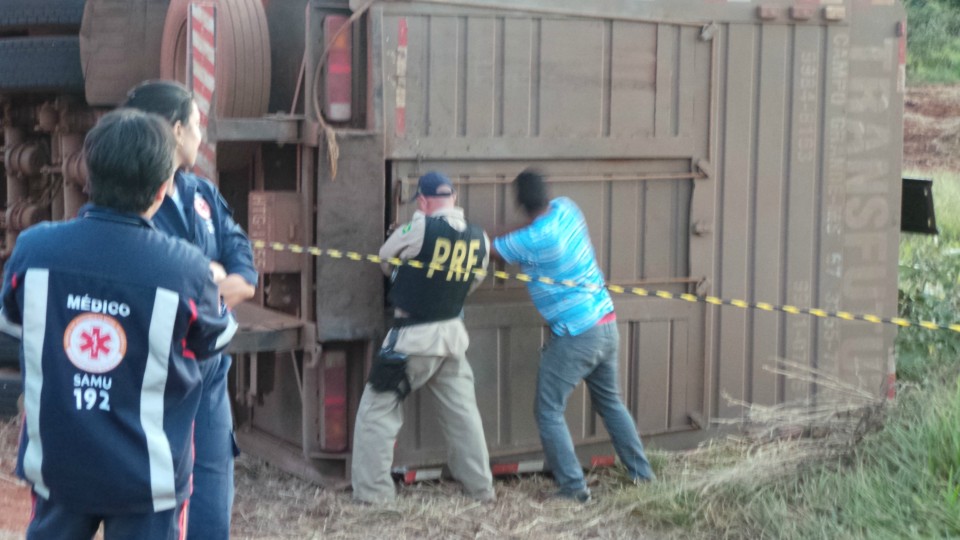 PRF e Bombeiros confirmam morte de condutor de carreta boiadeira na BR-158