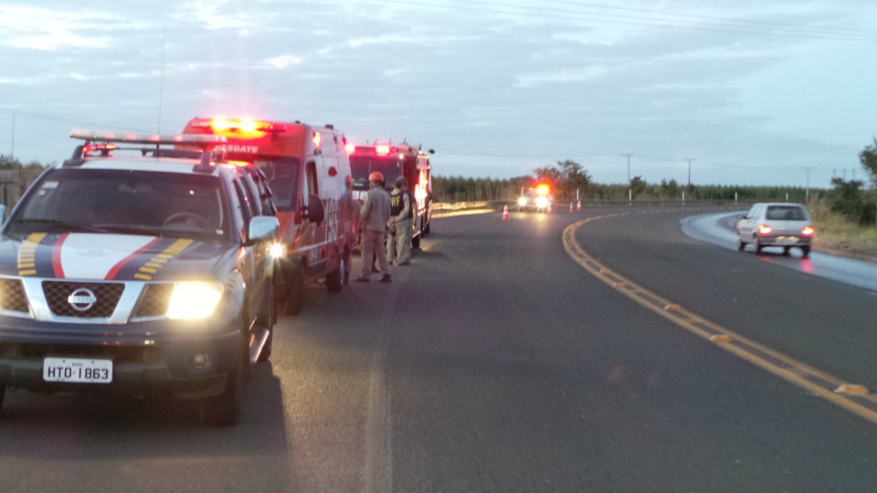 PRF e Bombeiros confirmam morte de condutor de carreta boiadeira na BR-158