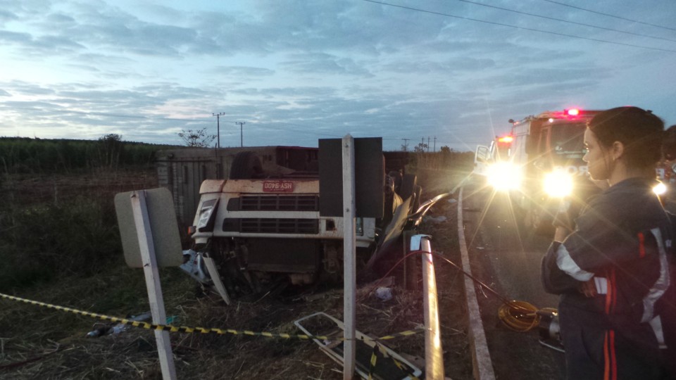 PRF e Bombeiros confirmam morte de condutor de carreta boiadeira na BR-158