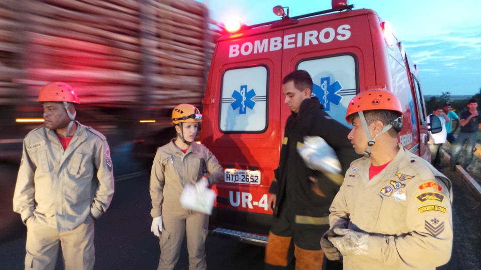 PRF e Bombeiros confirmam morte de condutor de carreta boiadeira na BR-158