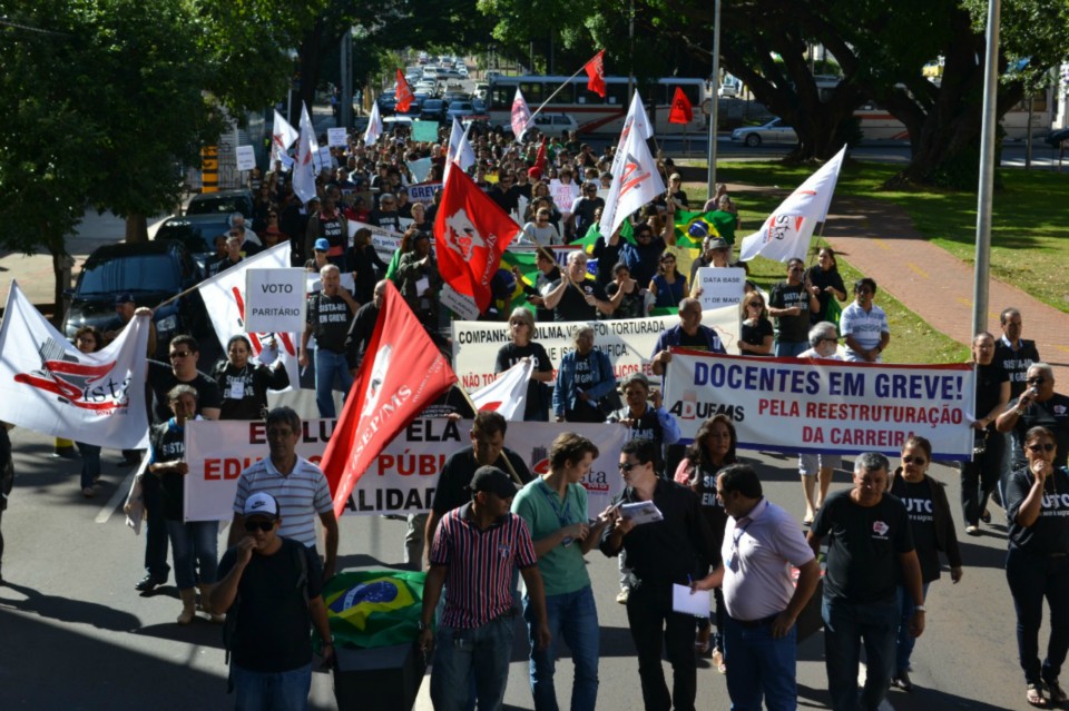 Servidores federais fazem passeata no centro de Campo Grande