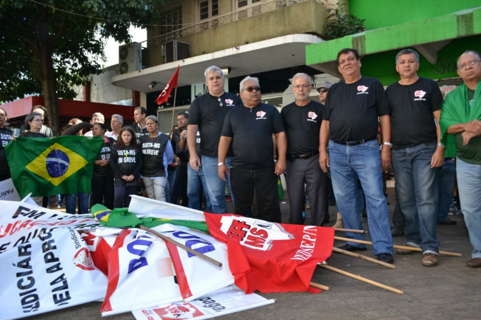 Servidores federais fazem passeata no centro de Campo Grande