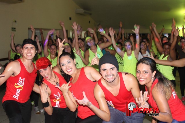 Zumba Solidária atrai multidão e arrecada mais de 260 litros de leite