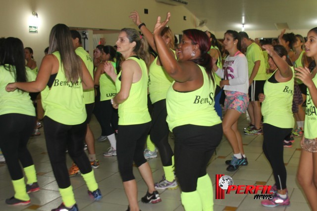 Zumba Solidária atrai multidão e arrecada mais de 260 litros de leite