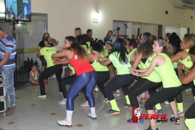 Zumba Solidária atrai multidão e arrecada mais de 260 litros de leite