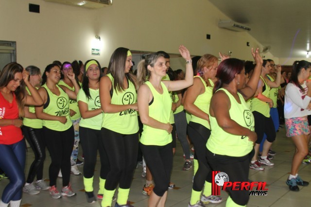 Zumba Solidária atrai multidão e arrecada mais de 260 litros de leite