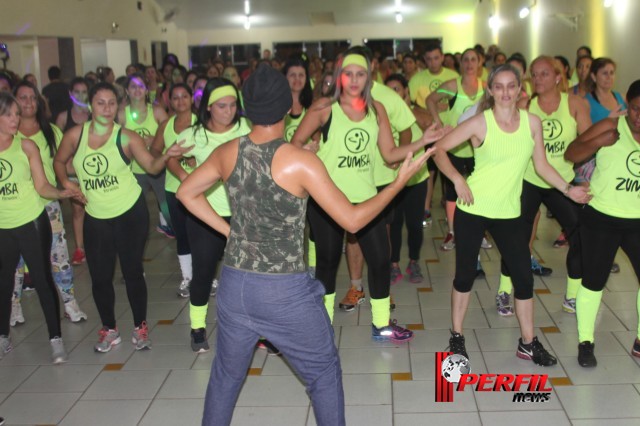 Zumba Solidária atrai multidão e arrecada mais de 260 litros de leite