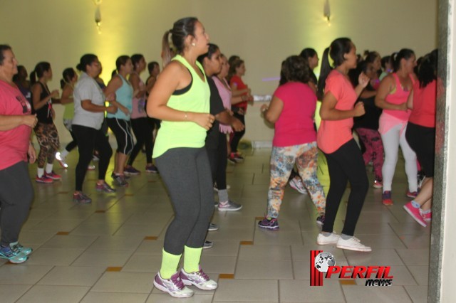 Zumba Solidária atrai multidão e arrecada mais de 260 litros de leite