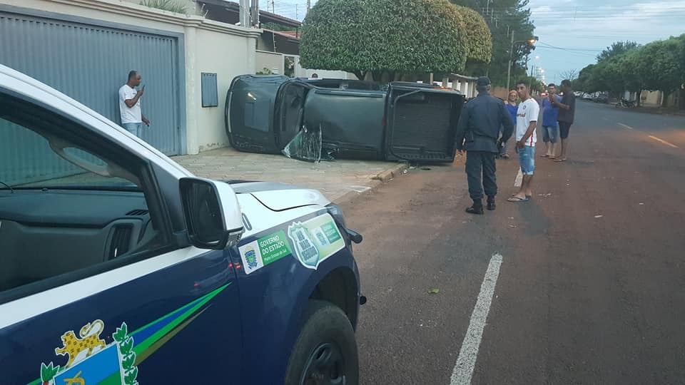 Condutor embriagado capota S10 na Rua Paranaíba
