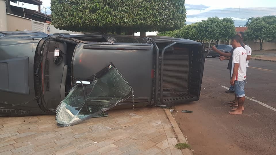 Condutor embriagado capota S10 na Rua Paranaíba