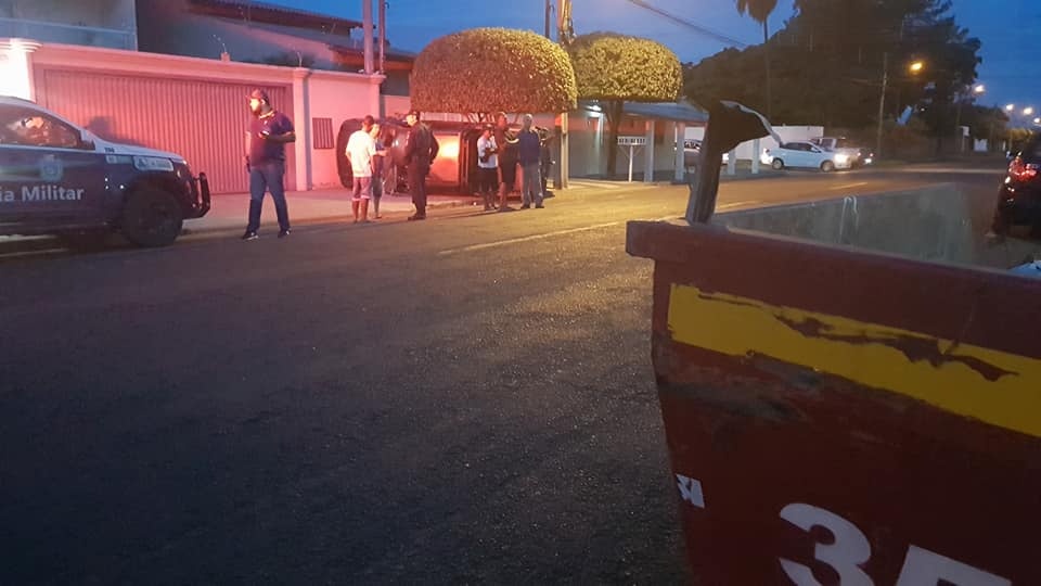 Condutor embriagado capota S10 na Rua Paranaíba