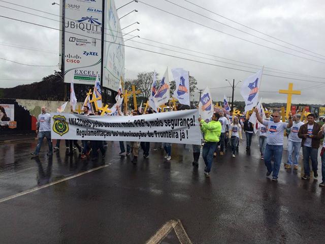 PRF de Mato Grosso do Sul participa de manifestação na Ponte da Amizade, em Foz do Iguaçu
