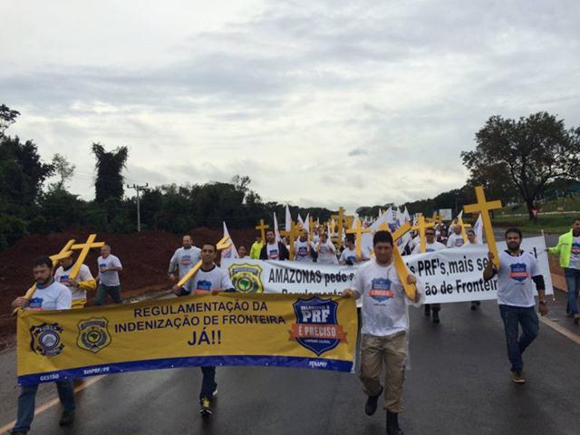 PRF de Mato Grosso do Sul participa de manifestação na Ponte da Amizade, em Foz do Iguaçu