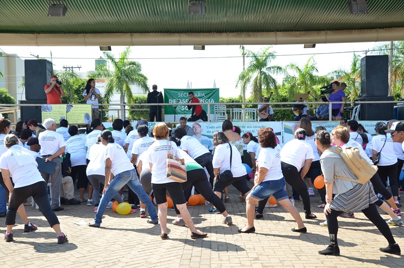 Idosos celebram Dia Internacional com diversas ações na Praça Ramez Tebet