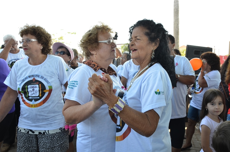 Idosos celebram Dia Internacional com diversas ações na Praça Ramez Tebet