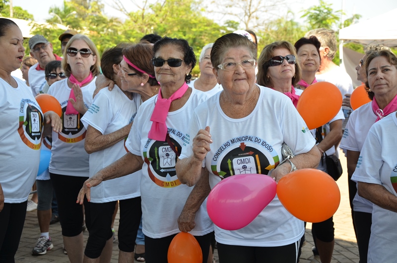 Idosos celebram Dia Internacional com diversas ações na Praça Ramez Tebet