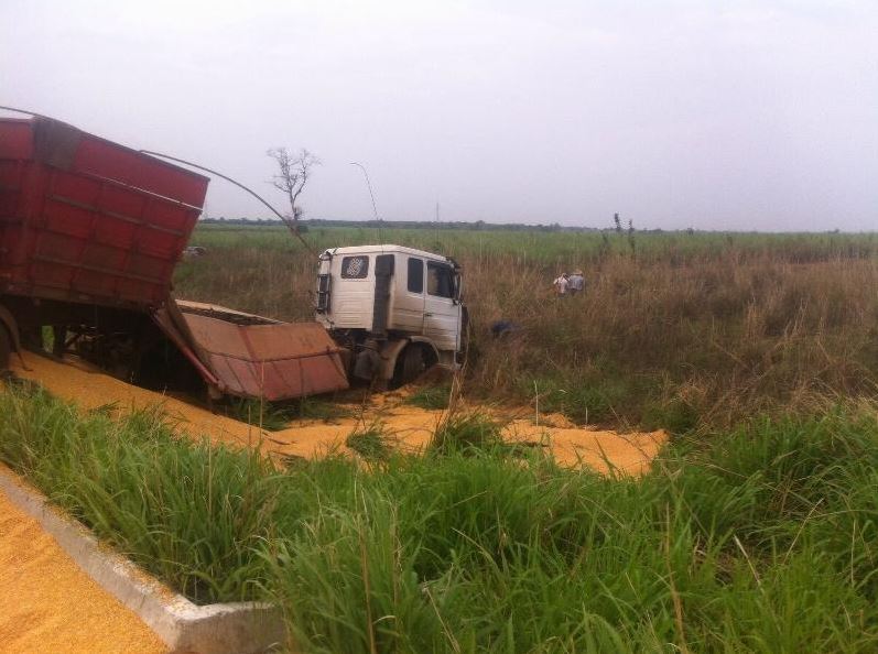 Caminhão de Chapadão do Sul é atingido por carreta na BR-158