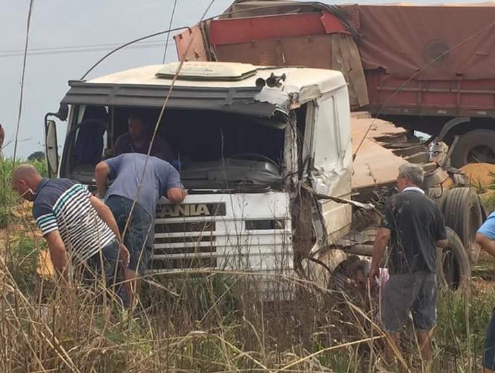 Caminhão de Chapadão do Sul é atingido por carreta na BR-158