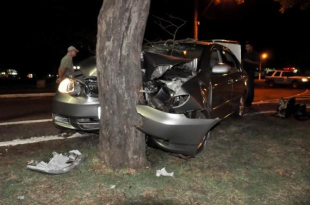 Em alta velocidade, motorista perde o controle e colide em árvore