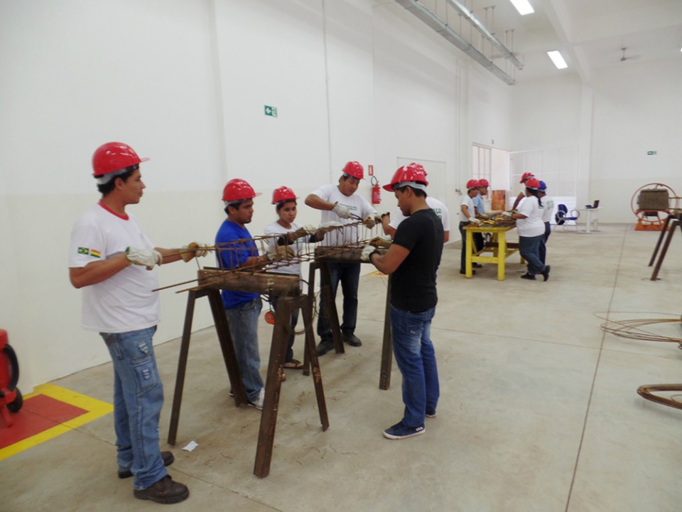 Senai de Corumbá capacita trabalhadores bolivianos para construir fábrica de cimento