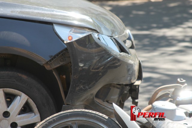 Moto com criança na garupa bate em carro na circular da Lagoa