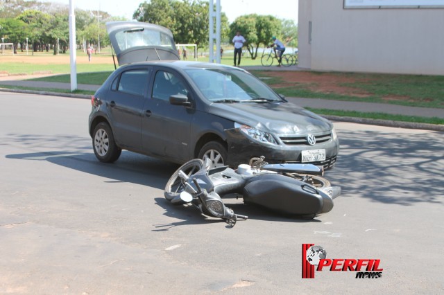 Moto com criança na garupa bate em carro na circular da Lagoa