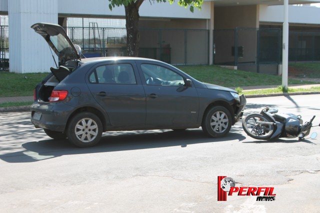 Moto com criança na garupa bate em carro na circular da Lagoa