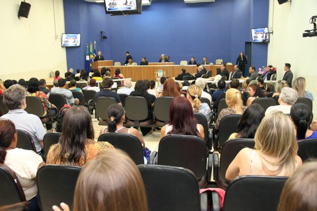 Comenda Professor Comprometido é entregue por vereadores