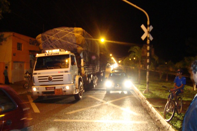 Colisão entre trem e ônibus interdita Avenida em Três Lagoas