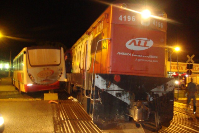 Colisão entre trem e ônibus interdita Avenida em Três Lagoas