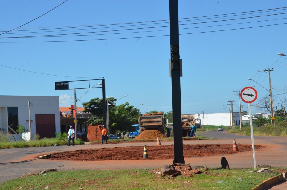 Prefeitura retira antiga rotatória e coloca conjunto semafórico em funcionamento