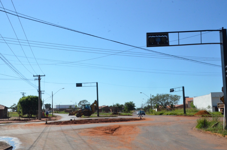 Prefeitura retira antiga rotatória e coloca conjunto semafórico em funcionamento