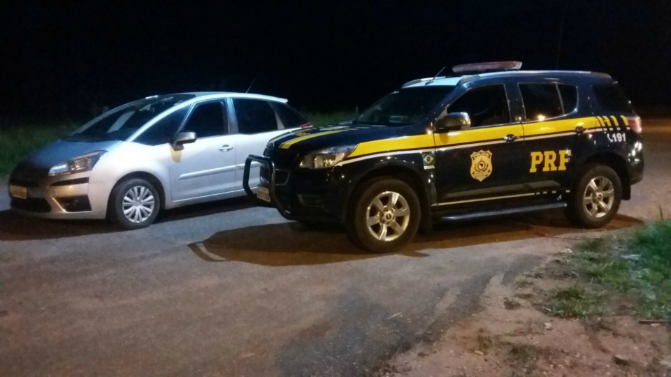 PRF encontra veículo de luxo abandonado na BR-262