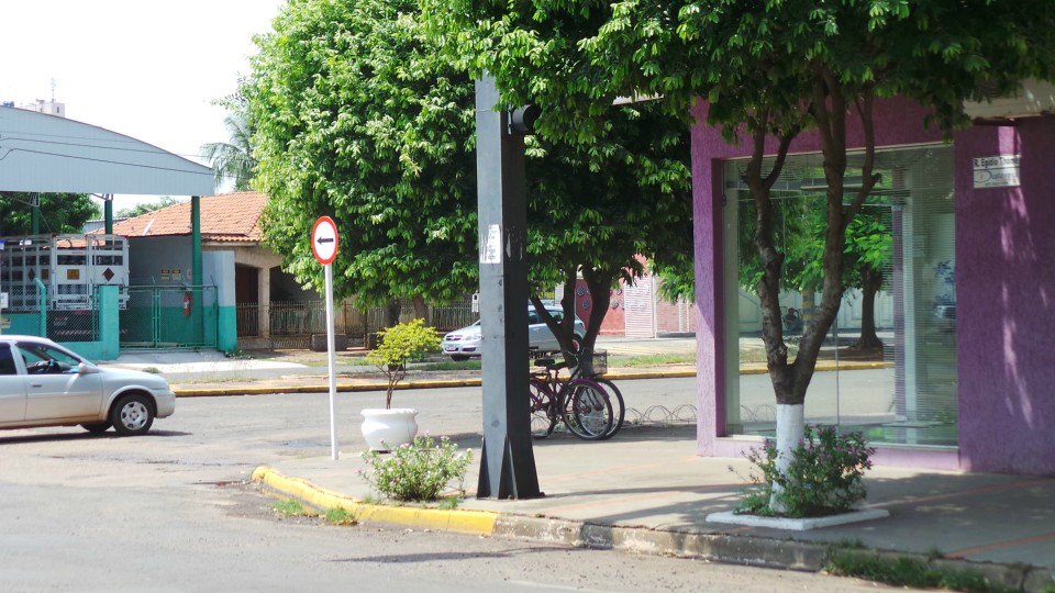 Sinalização confusa gera acidentes e reclamações de motoristas em Três Lagoas