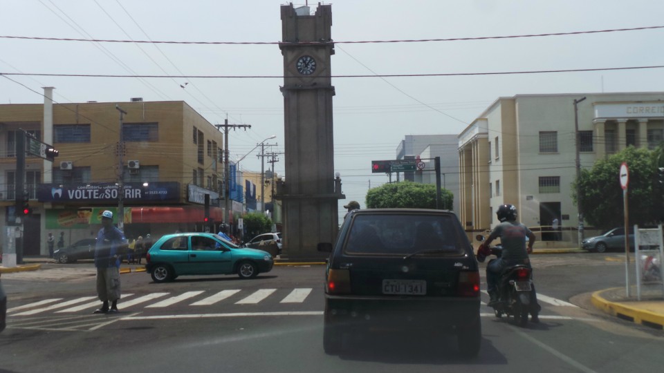 Sinalização confusa gera acidentes e reclamações de motoristas em Três Lagoas