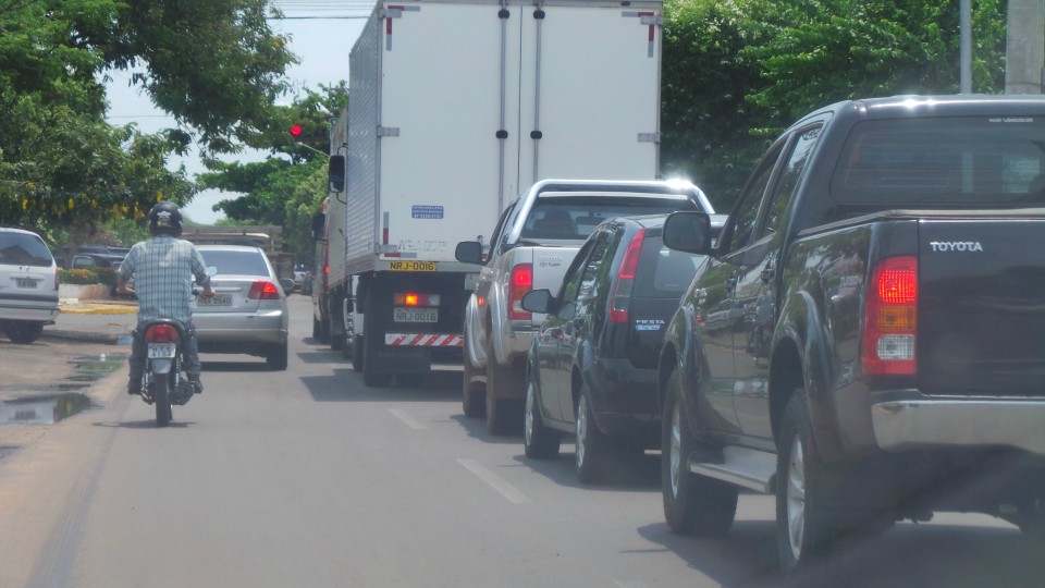 Sinalização confusa gera acidentes e reclamações de motoristas em Três Lagoas