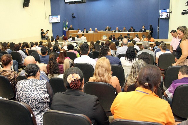 Comerciários e médium são homenageados por relevantes serviços prestados ao município