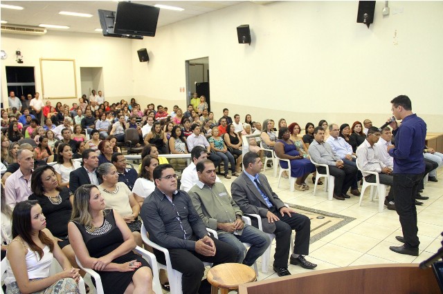 Comerciários e médium são homenageados por relevantes serviços prestados ao município