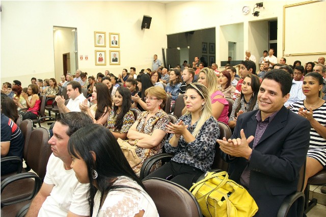 Comerciários e médium são homenageados por relevantes serviços prestados ao município