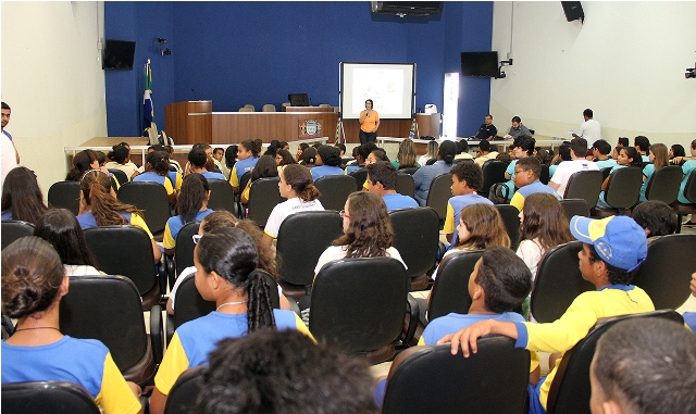 Estudantes lotam plenário no lançamento de gibi sobre o Legislativo Municipal