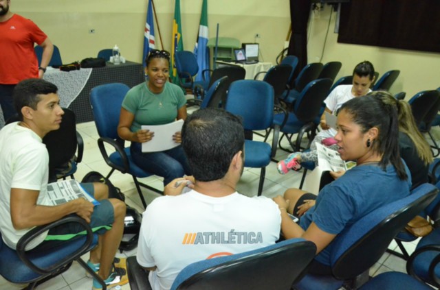 Educadores físicos participam de capacitação para implantação do rugby escolar