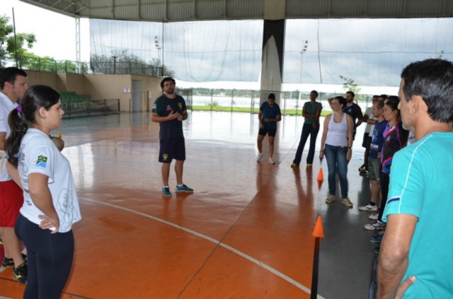 Educadores físicos participam de capacitação para implantação do rugby escolar