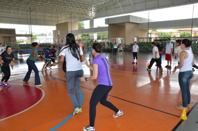 Educadores físicos participam de capacitação para implantação do rugby escolar