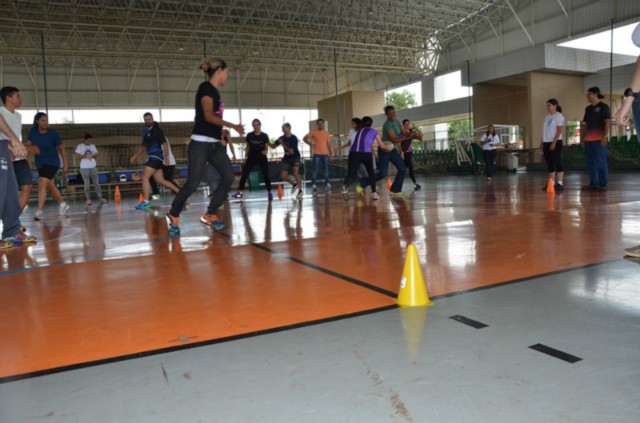 Educadores físicos participam de capacitação para implantação do rugby escolar