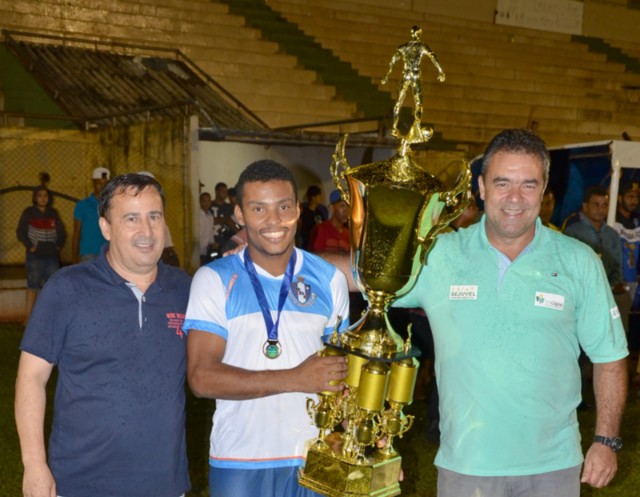 Arapuá conquista título de campeão de Futebol Amador do Centenário